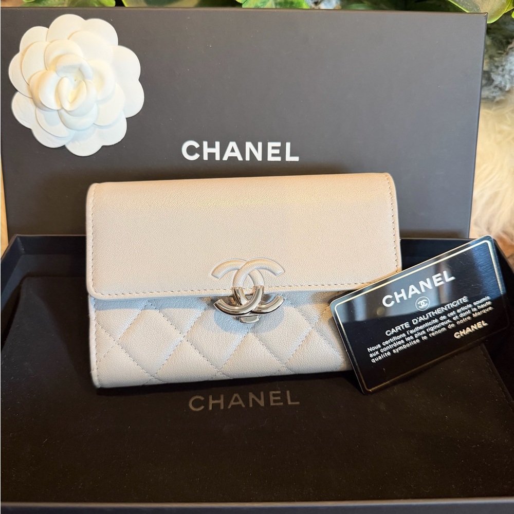 CHANELLight Grey Quilted Leather Urban Companion Compact Wallet
